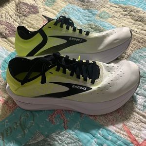 Brooks Hyperion elite carbon plate running shoes